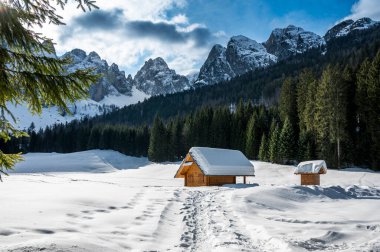 Valle di Riofreddo 'nun dağlardaki ahşap eviyle güzel manzarası.