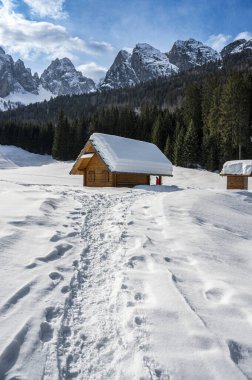 Valle di Riofreddo 'nun dağlardaki ahşap eviyle güzel manzarası.