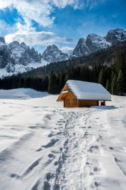Valle di Riofreddo 'nun dağlardaki ahşap eviyle güzel manzarası.