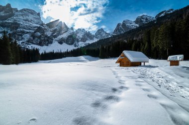 Valle di Riofreddo 'nun dağlardaki ahşap eviyle güzel manzarası.