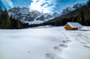 Valle di Riofreddo 'nun dağlardaki ahşap eviyle güzel manzarası.