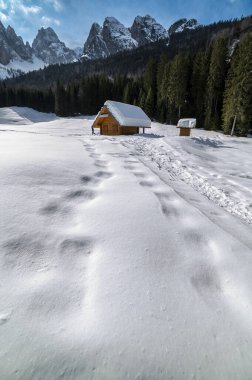 Valle di Riofreddo 'nun dağlardaki ahşap eviyle güzel manzarası.