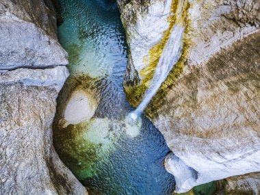Julian Prealps 'de şelale ve baraj. Crosis, Tarcento 'nun incisi. Doğa ve mühendislik