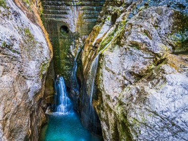 Julian Prealps 'de şelale ve baraj. Crosis, Tarcento 'nun incisi. Doğa ve mühendislik