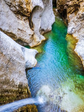 Julian Prealps 'de şelale ve baraj. Crosis, Tarcento 'nun incisi. Doğa ve mühendislik