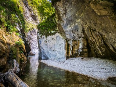 Julian Prealps 'deki şelale ve baraj manzarası. Crosis, Tarcento 'nun incisi. Doğa ve mühendislik