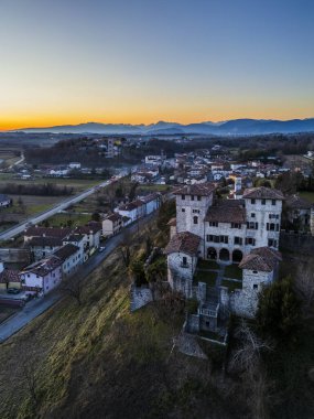 Günbatımında Cassacco Malikanesi 'nin havası. İnci üç Friuli tepesi