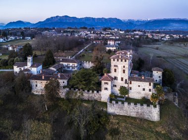 Günbatımında Cassacco 'nun antik malikânesi. İnci üç Friuli tepesi