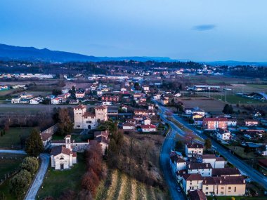 Günbatımında Cassacco 'nun antik malikânesi. İnci üç Friuli tepesi