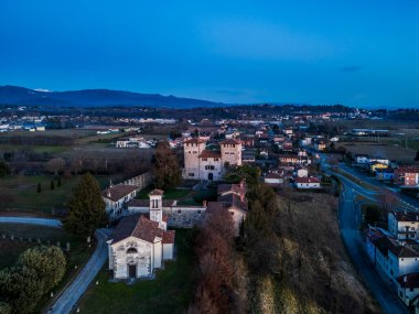 Günbatımında Cassacco 'nun antik malikânesi. İnci üç Friuli tepesi