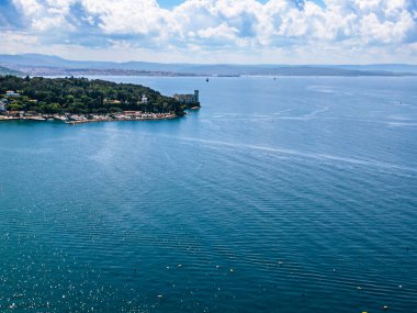 Kuzey Adriyatik kıyısında bir sahil beldesi olan Duino 'nun hava aracı görüntüsü