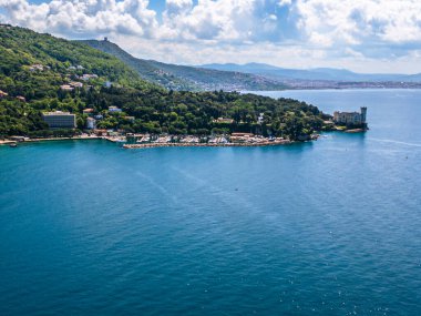 Kuzey Adriyatik kıyısında bir sahil beldesi olan Duino 'nun hava aracı görüntüsü