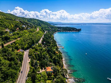 Duino Kalesi ve Sistiana Körfezi arasında. Üst Adriyatik kıyılarının bir harikası.