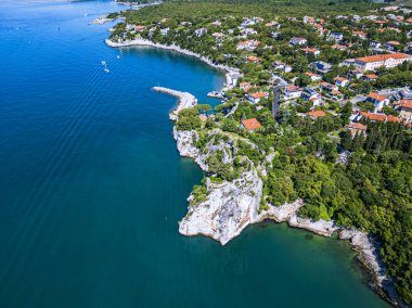 Duino Kalesi ve Sistiana Körfezi arasında. Üst Adriyatik kıyılarının bir harikası.