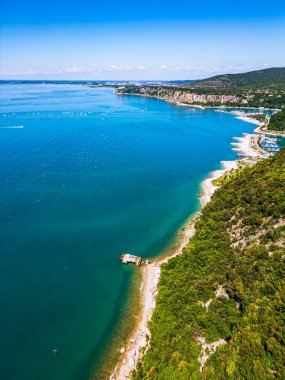 Kuzey Adriyatik kıyısında bir sahil beldesi olan Duino 'nun hava aracı görüntüsü