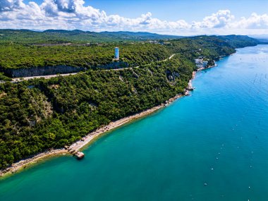 Kuzey Adriyatik kıyısında bir sahil beldesi olan Duino 'nun hava aracı görüntüsü