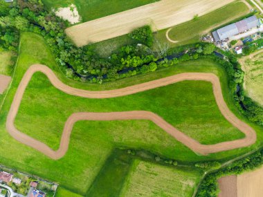 Yeşil alanlı Autocross Yarışı 'nın havadan görüntüsü 