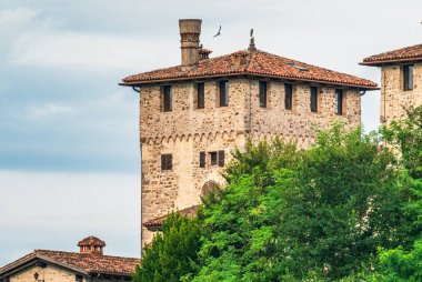 İtalya 'daki ayçiçeği tarlası yakınlarındaki eski binaların manzarası