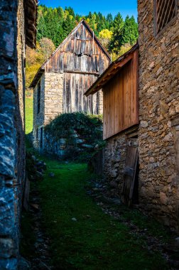Pesarina Vadisi, İtalya 'daki dağ evlerinin güzel manzarası