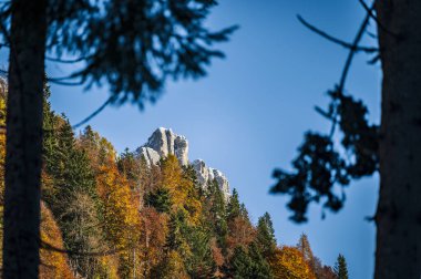 İtalya, sonbaharda güzel dağ manzarası. 