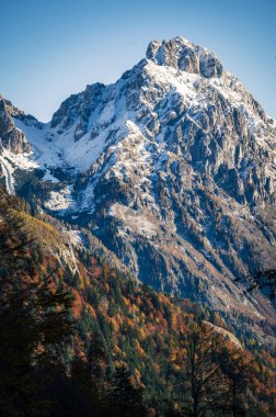 İtalya, sonbaharda güzel dağ manzarası. 