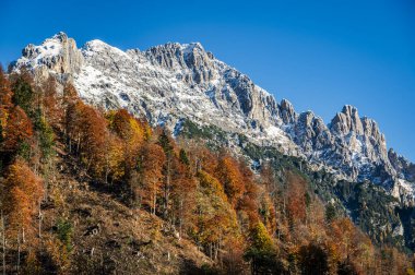 İtalya, sonbaharda güzel dağ manzarası. 