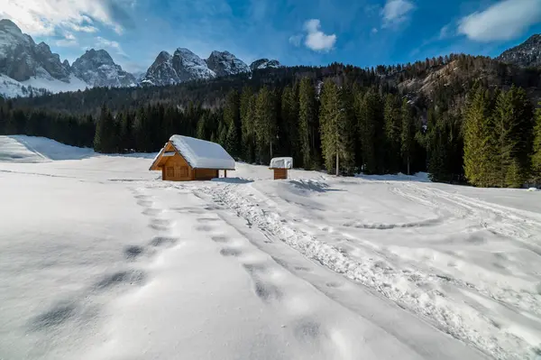 Valle di Riofreddo 'nun dağlardaki ahşap eviyle güzel manzarası.