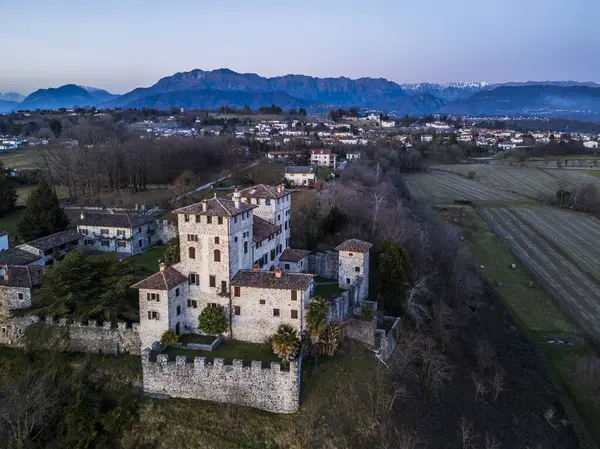 Günbatımında Cassacco Malikanesi 'nin havası. İnci üç Friuli tepesi