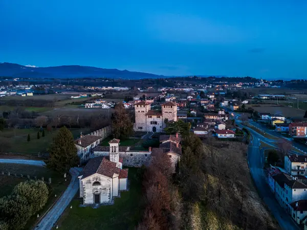 Günbatımında Cassacco 'nun antik malikânesi. İnci üç Friuli tepesi