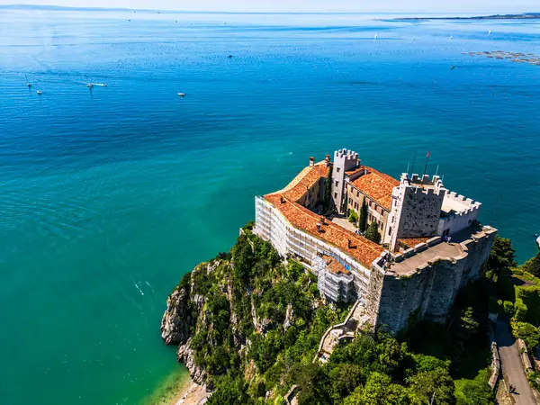 Duino Kalesi ve Sistiana Körfezi arasında. Üst Adriyatik kıyılarının bir harikası.