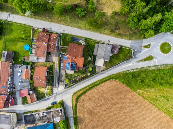 Yeşil alanlı Autocross Yarışı 'nın havadan görüntüsü 