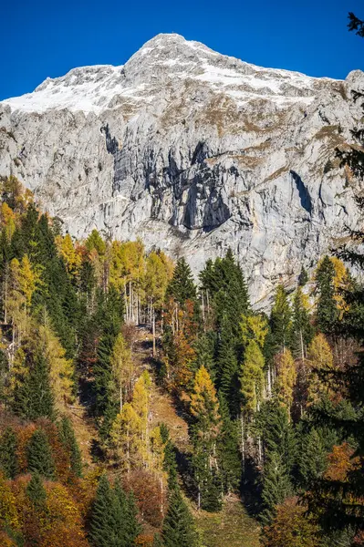 İtalya, sonbaharda güzel dağ manzarası. 