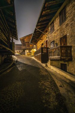 Sauris, İtalya - 18 Şubat 2023: Sauris Karnavalı 'nda eski ahşap binaların görüntüsü