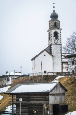 Sauris 'teki Antik Dağ Köyü' ndeki kilise. güzel manzara 