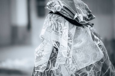 Eski Sauris Karnavalı. Geleneksel ahşap maskeler, İtalya 18 Şubat 2023