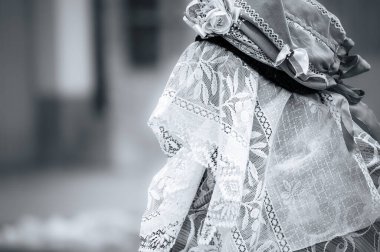 Eski Sauris Karnavalı. Geleneksel ahşap maskeler, İtalya 18 Şubat 2023