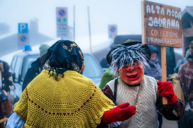 Eski Sauris Karnavalı. Geleneksel ahşap maskeler, İtalya 18 Şubat 2023