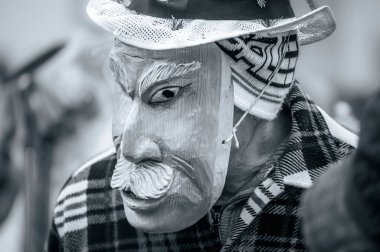 Eski Sauris Karnavalı. Geleneksel ahşap maskeler, İtalya 18 Şubat 2023