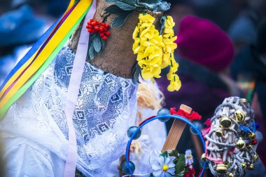 Eski Sauris Karnavalı. Geleneksel ahşap maskeler, İtalya 18 Şubat 2023