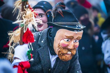 Eski Sauris Karnavalı. Geleneksel ahşap maskeler, İtalya 18 Şubat 2023