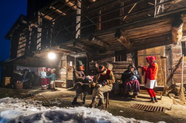 Eski Sauris Karnavalı. Geleneksel ahşap maskeler, İtalya 18 Şubat 2023