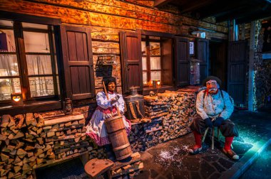 Eski Sauris Karnavalı. Geleneksel ahşap maskeler, İtalya 18 Şubat 2023