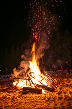Sauris, İtalya - 18 Şubat 2023: Geleneksel Sauris karnavalını kutlayan insanlar.