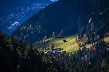 Hills ve Forni Avoltri manzarası, İtalya