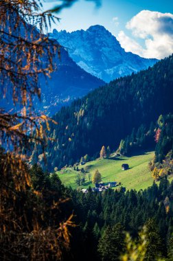 Hills ve Forni Avoltri manzarası, İtalya