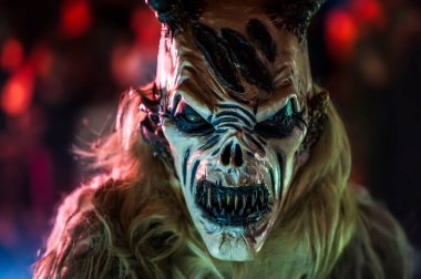 Krampus, Noel 'in şeytanları. Geleneksel Doğu Alpleri Noel maskeleri