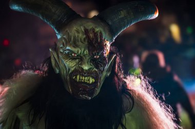 Krampus, Noel 'in şeytanları. Geleneksel Doğu Alpleri Noel maskeleri