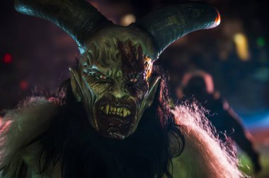 Krampus, Noel 'in şeytanları. Geleneksel Doğu Alpleri Noel maskeleri