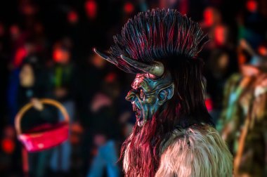 Krampus, Noel 'in şeytanları. Geleneksel Doğu Alpleri Noel maskeleri