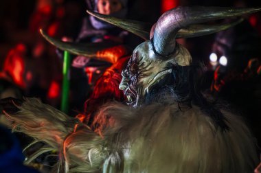 Krampus, Noel 'in şeytanları. Geleneksel Doğu Alpleri Noel maskeleri